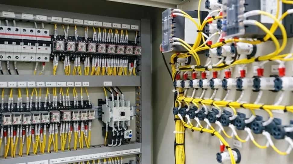 نصب و راه‌اندازی تابلوهای برق صنعتی با خدمات پس از فروش گسترده